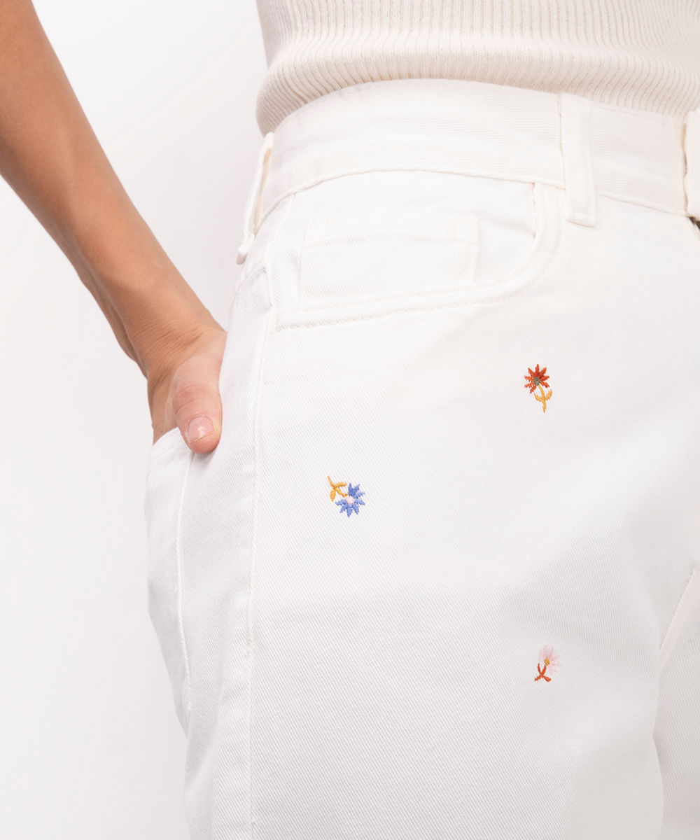 calça jeans mom cintura super alta bordada flores off white
