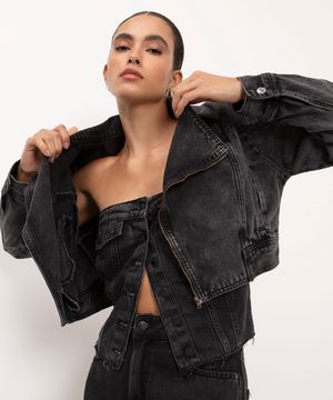 jaqueta jeans cropped com bolsos preta
