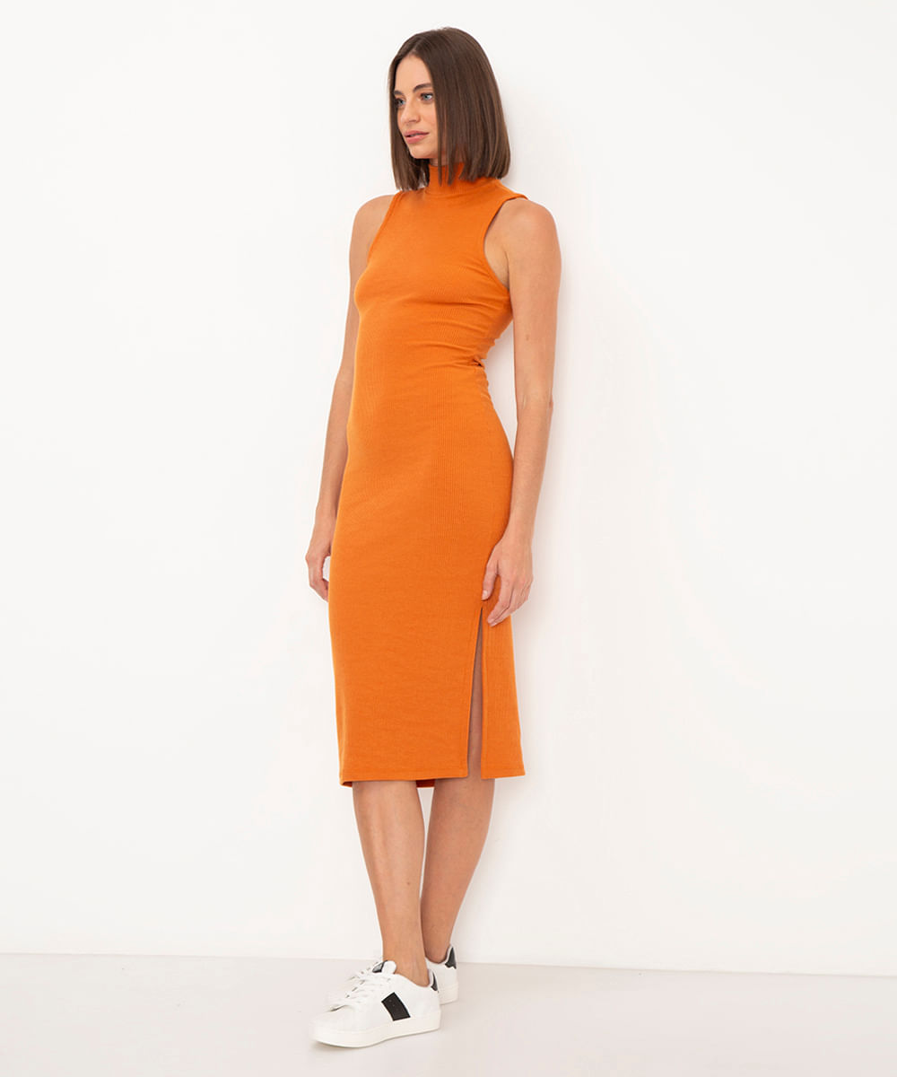 vestido midi canelado com fenda laranja