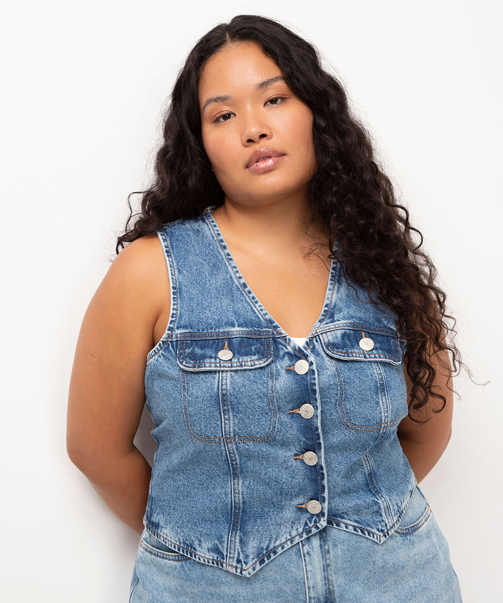 colete jeans plus size com bolsos azul