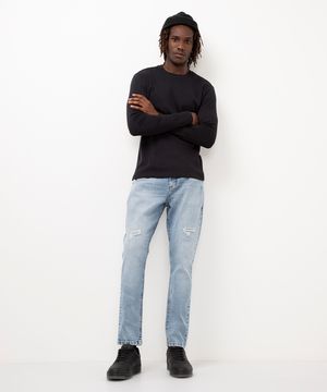 calça jeans reta com desfiado azul escuro
