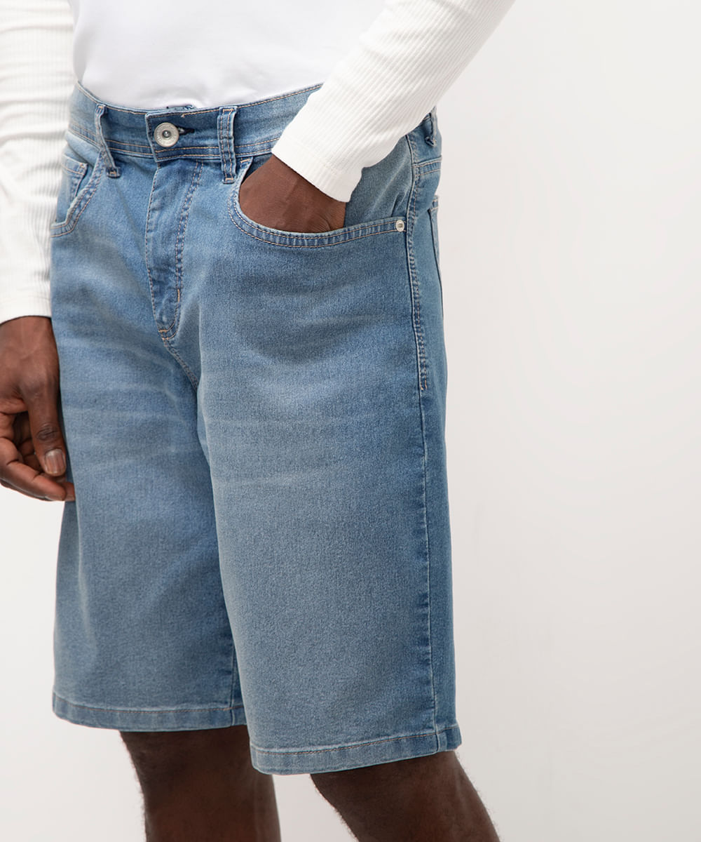 bermuda jeans reta com bolsos azul