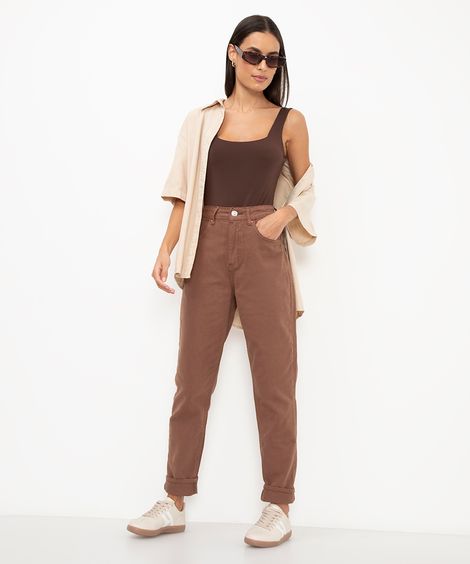 calça de sarja mom cintura super alta marrom