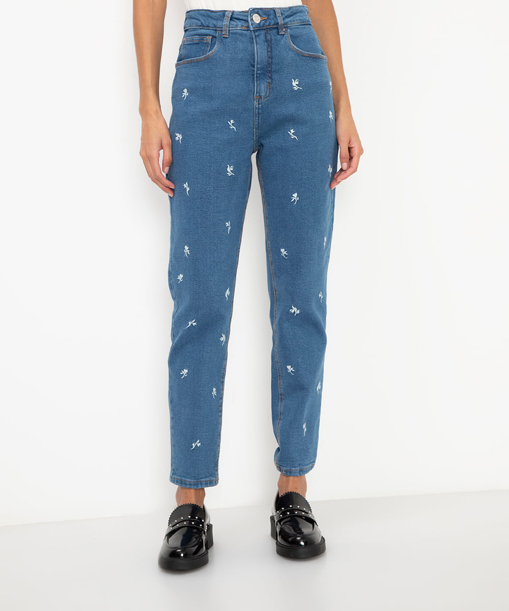 calça jeans mom bordado floral cintura super alta azul
