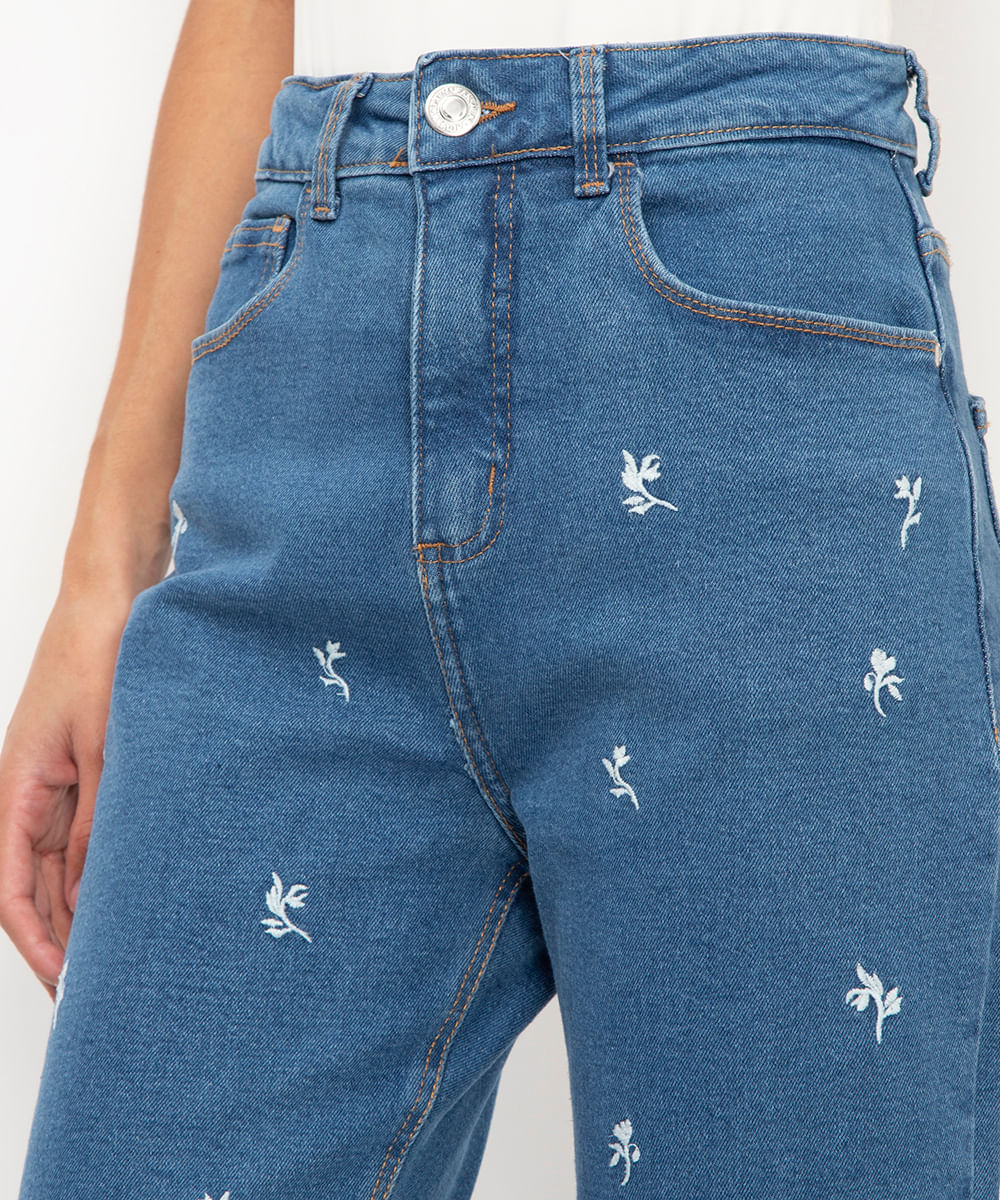 calça jeans mom bordado floral cintura super alta azul