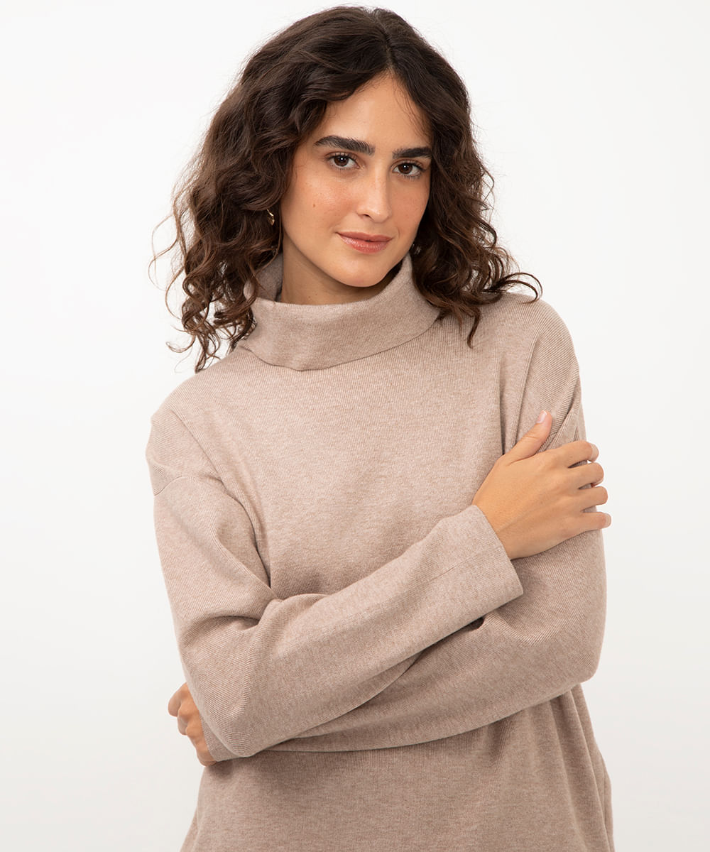 suéter de tricot gola alta bege