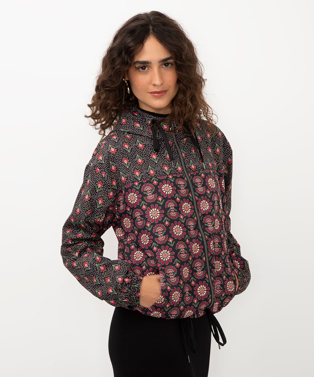 jaqueta corta vento floral com capuz preta