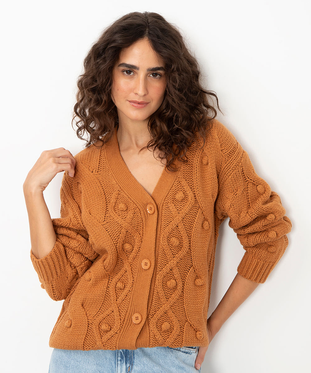 cardigan de tricot cables e bolinhas bege