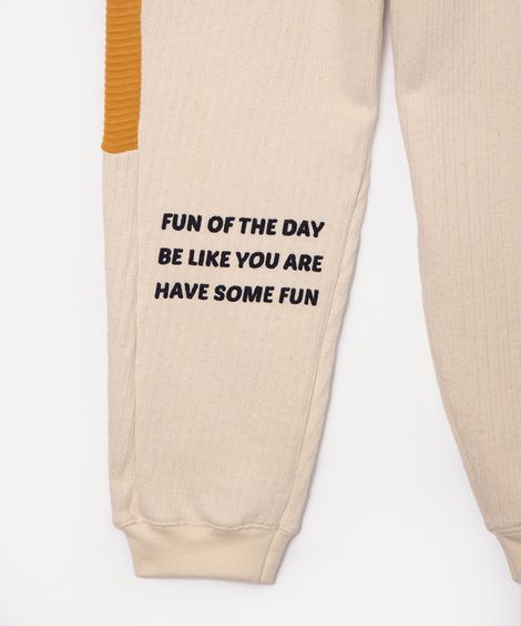 calça jogger de moletom infantil com recortes bege