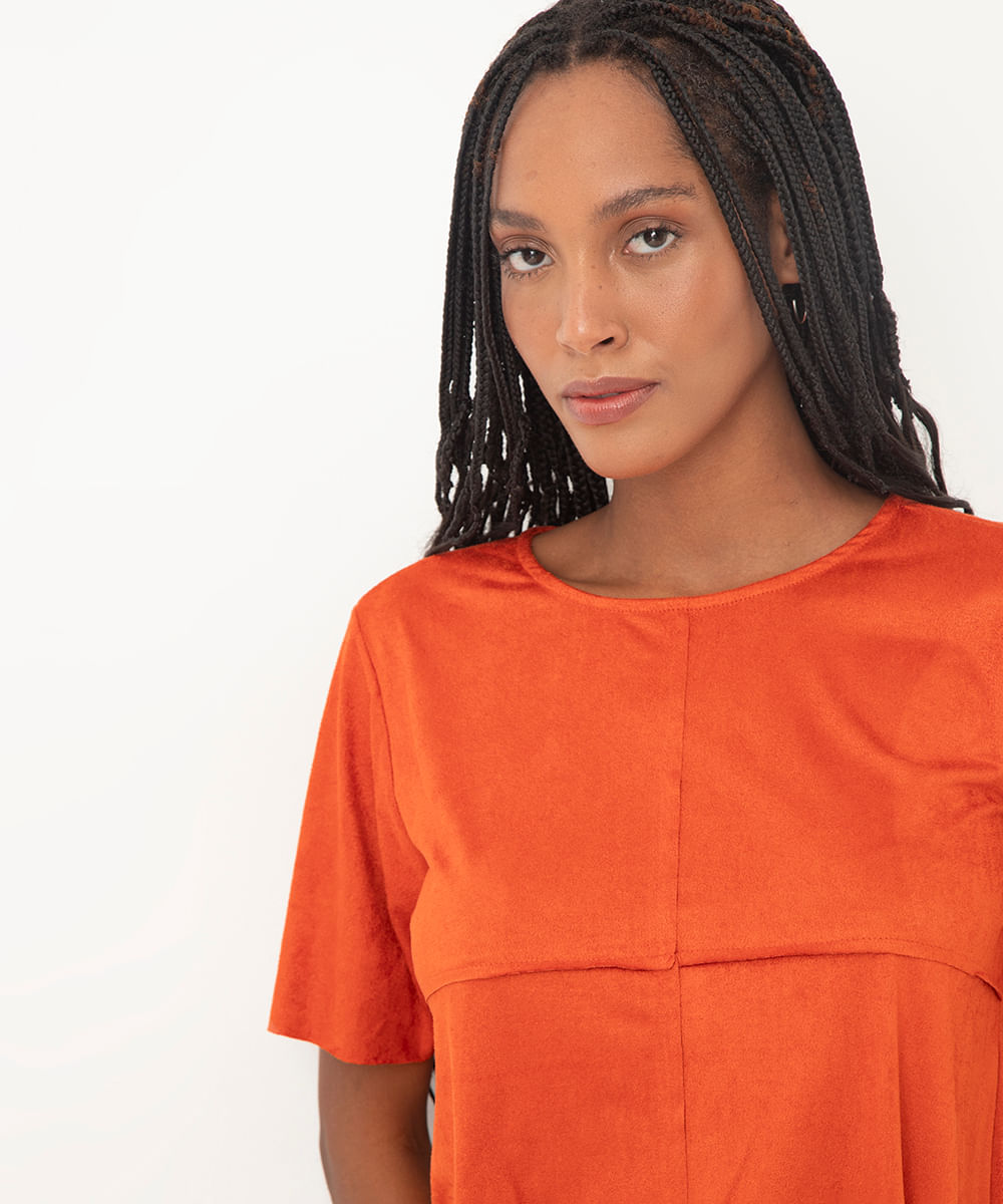 blusa em suede manga curta com recortes marrom - terracota