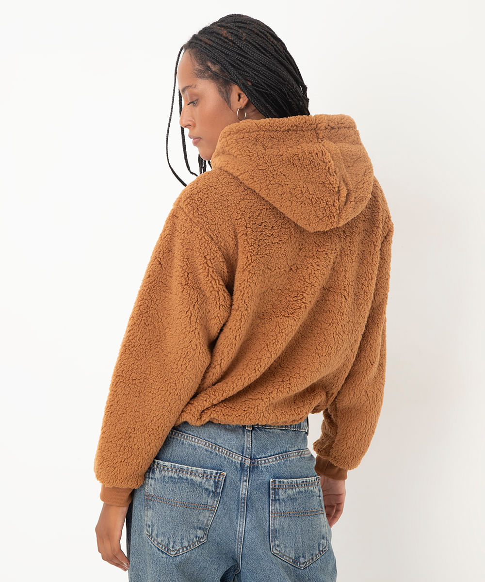 blusão sherpa com capuz e bolso marrom