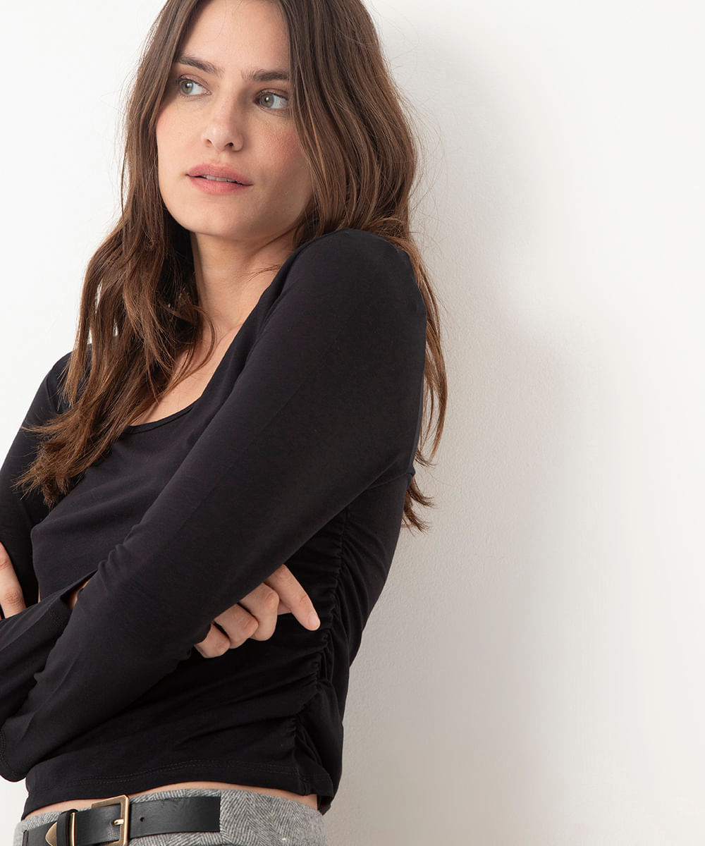 blusa de viscose com franzido preto