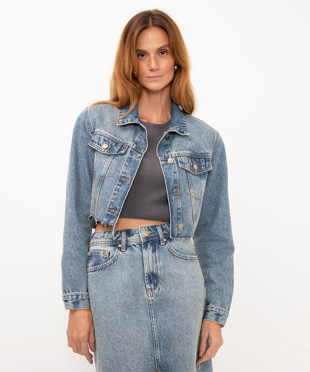 jaqueta jeans crepped com ombreira azul