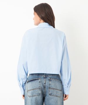 camisa cropped manga longa com bolsos azul claro