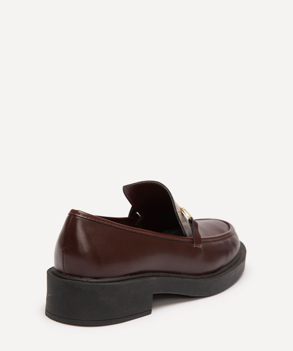mocassim com fivela marrom