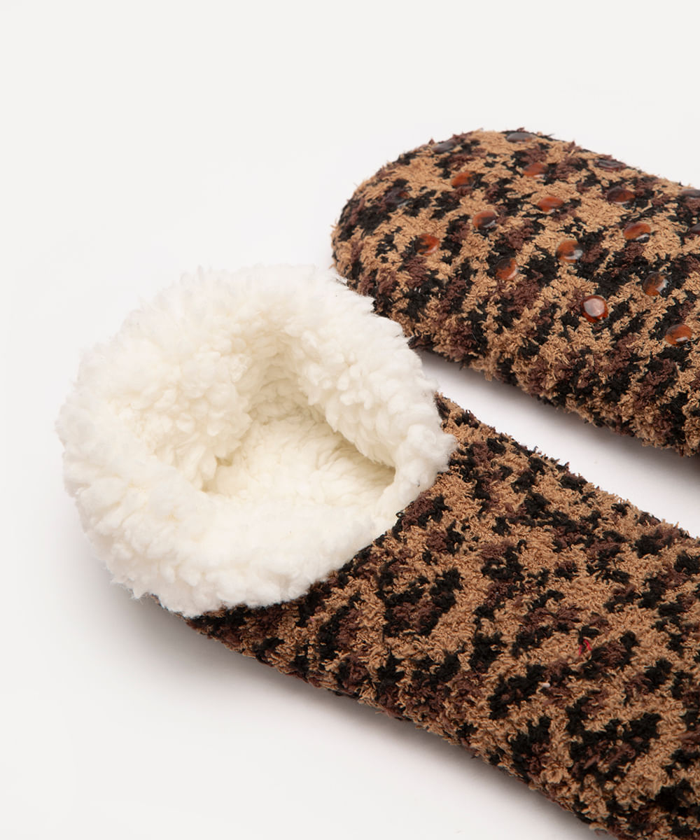 meia de pelucia animal print antiderrapante marrom
