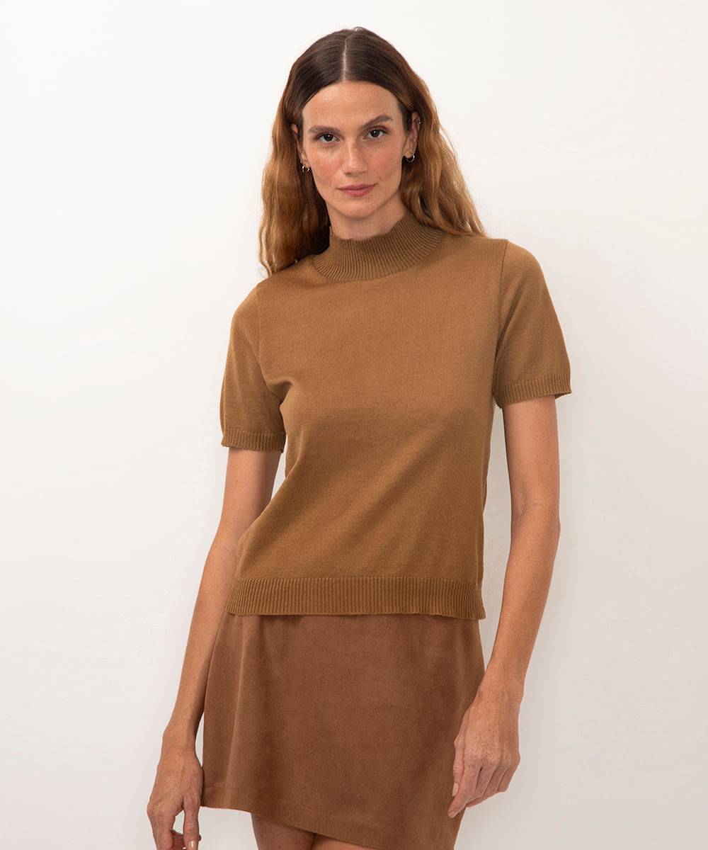 blusa de tricot gola alta manga curta caramelo