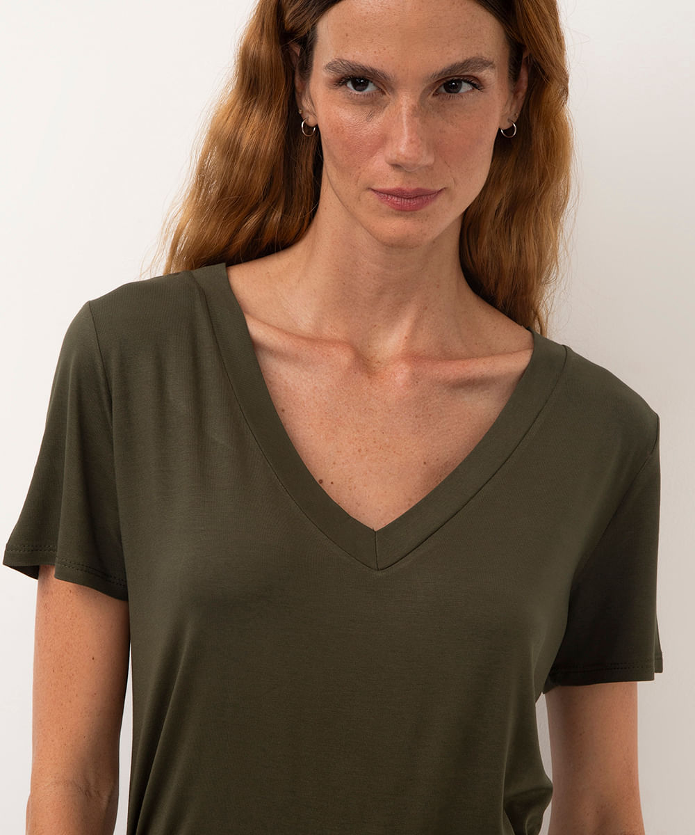 camiseta básica gola v verde