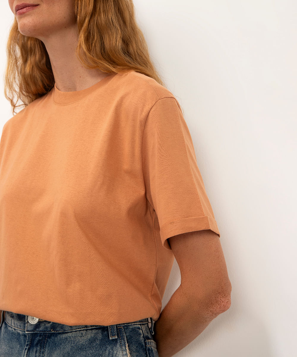 camiseta básica de algodão decote redondo bege