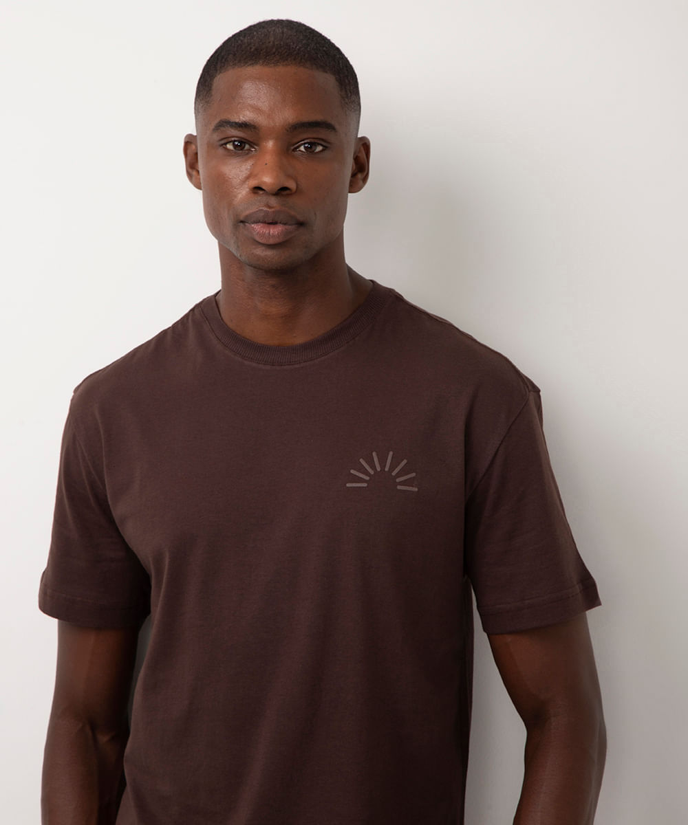 camiseta de algodão manga curta estampada marrom