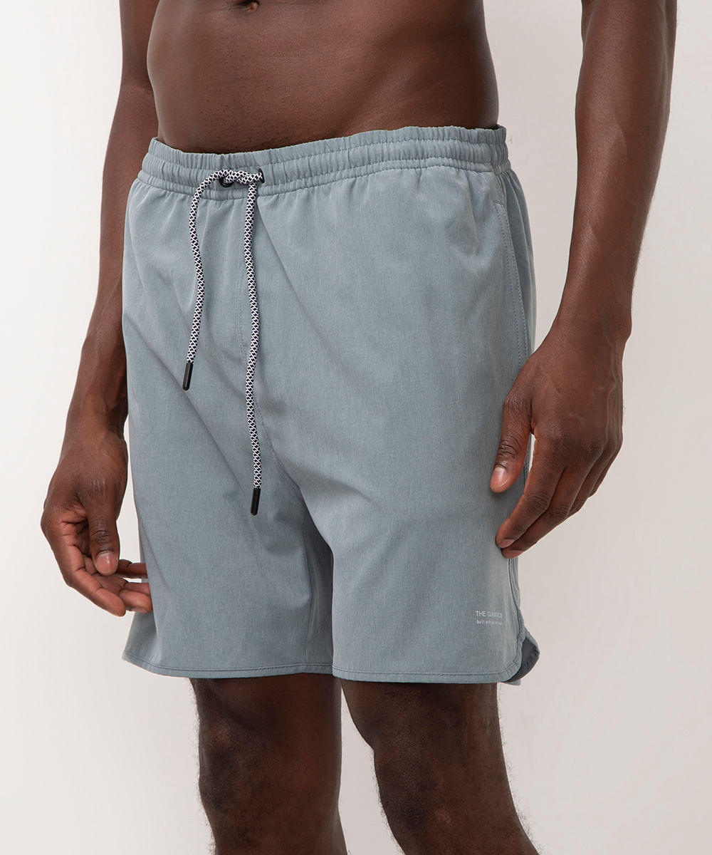 short com elástico e cordão azul