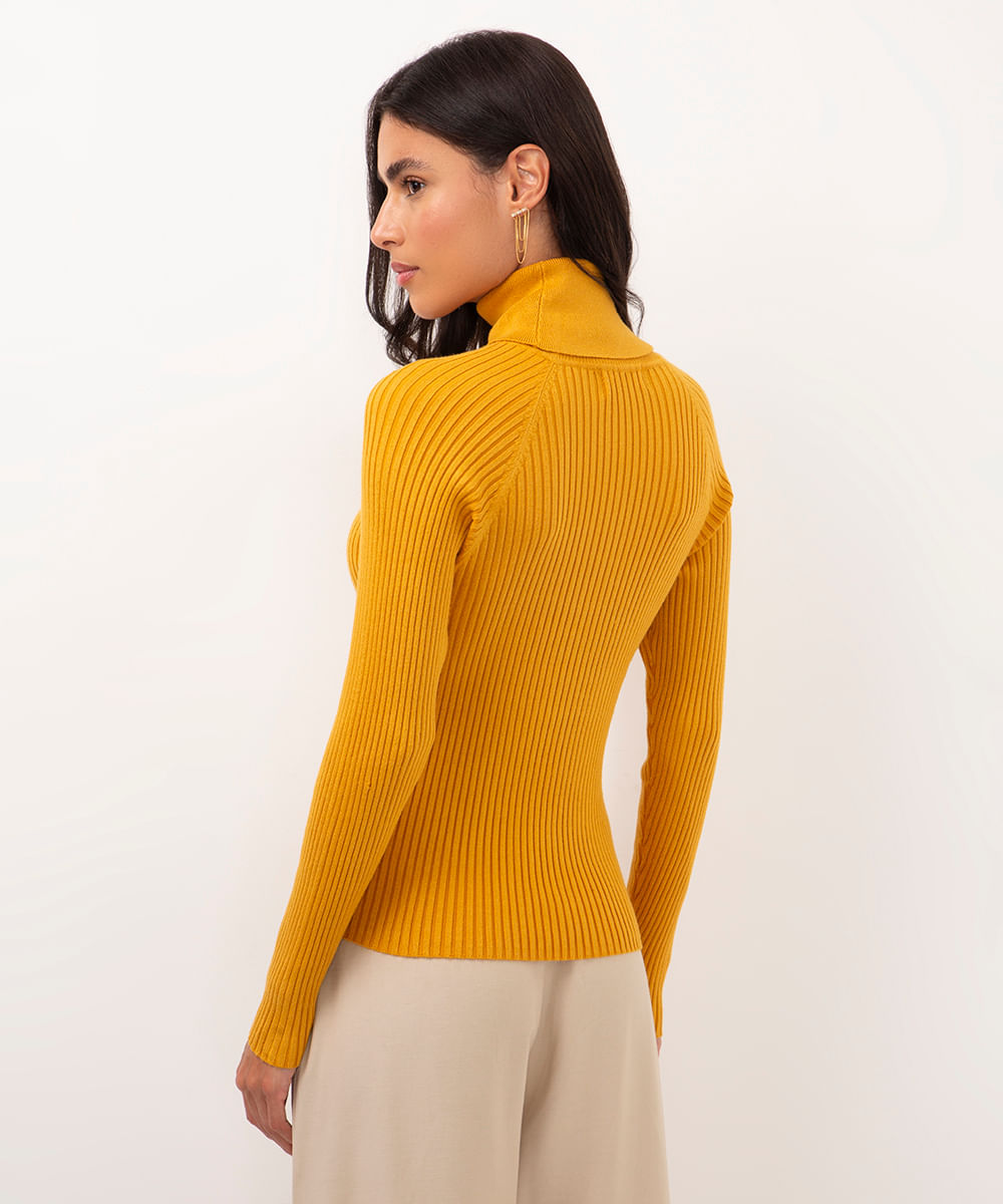 suéter de tricot canelado gola alta amarelo