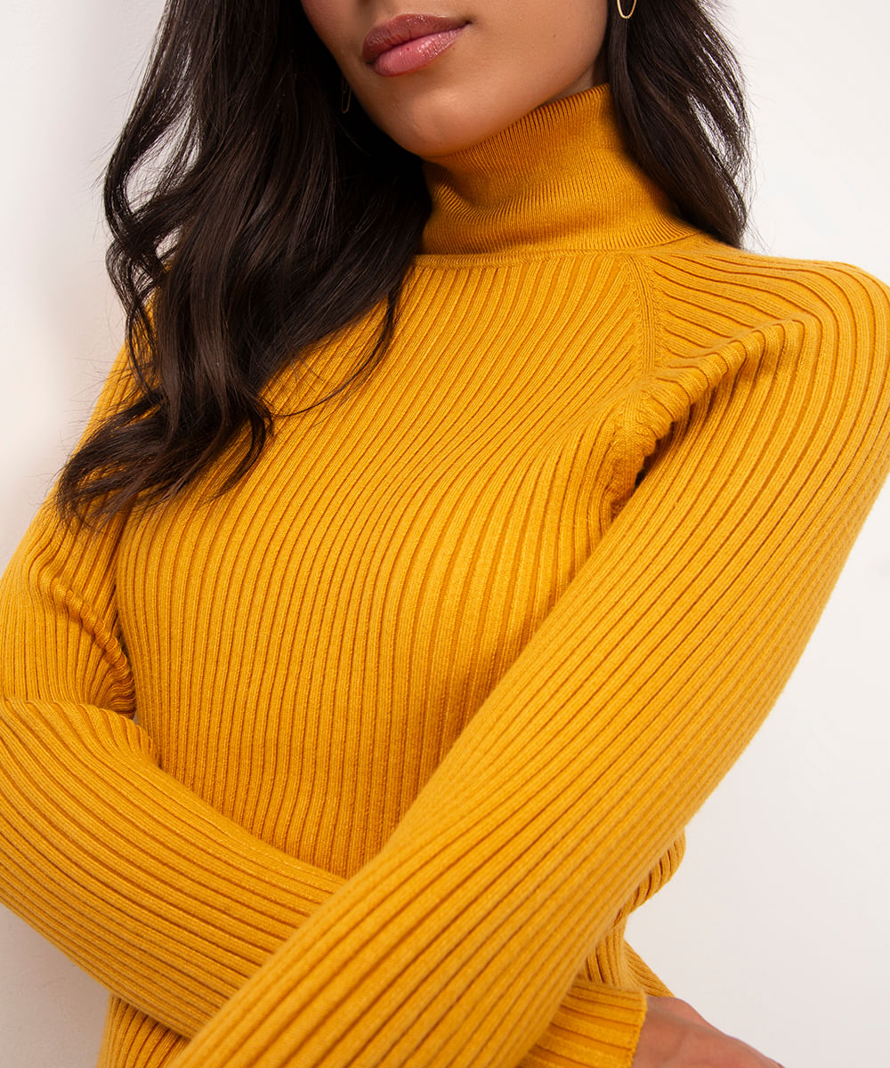 suéter de tricot canelado gola alta amarelo
