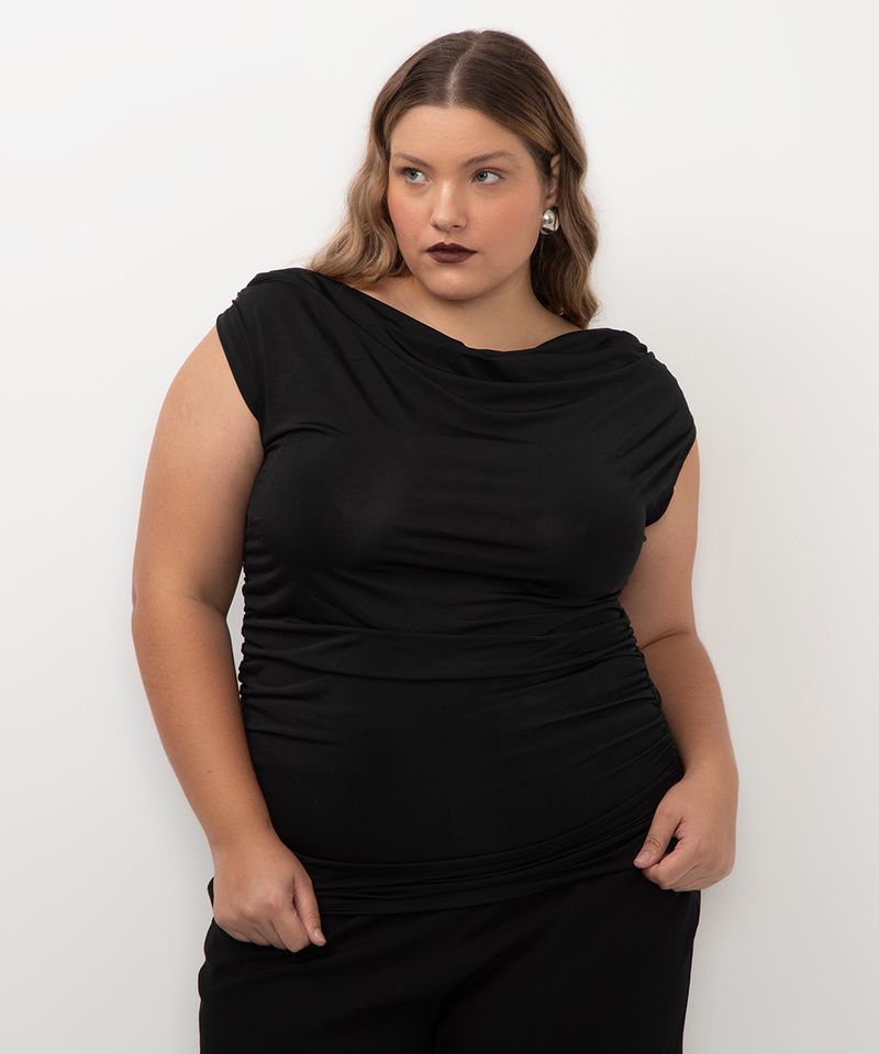 blusa plus size decote canoa franzido assimétrico preto