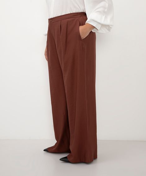 calça de alfaiataria feminina com pregas plus size marrom