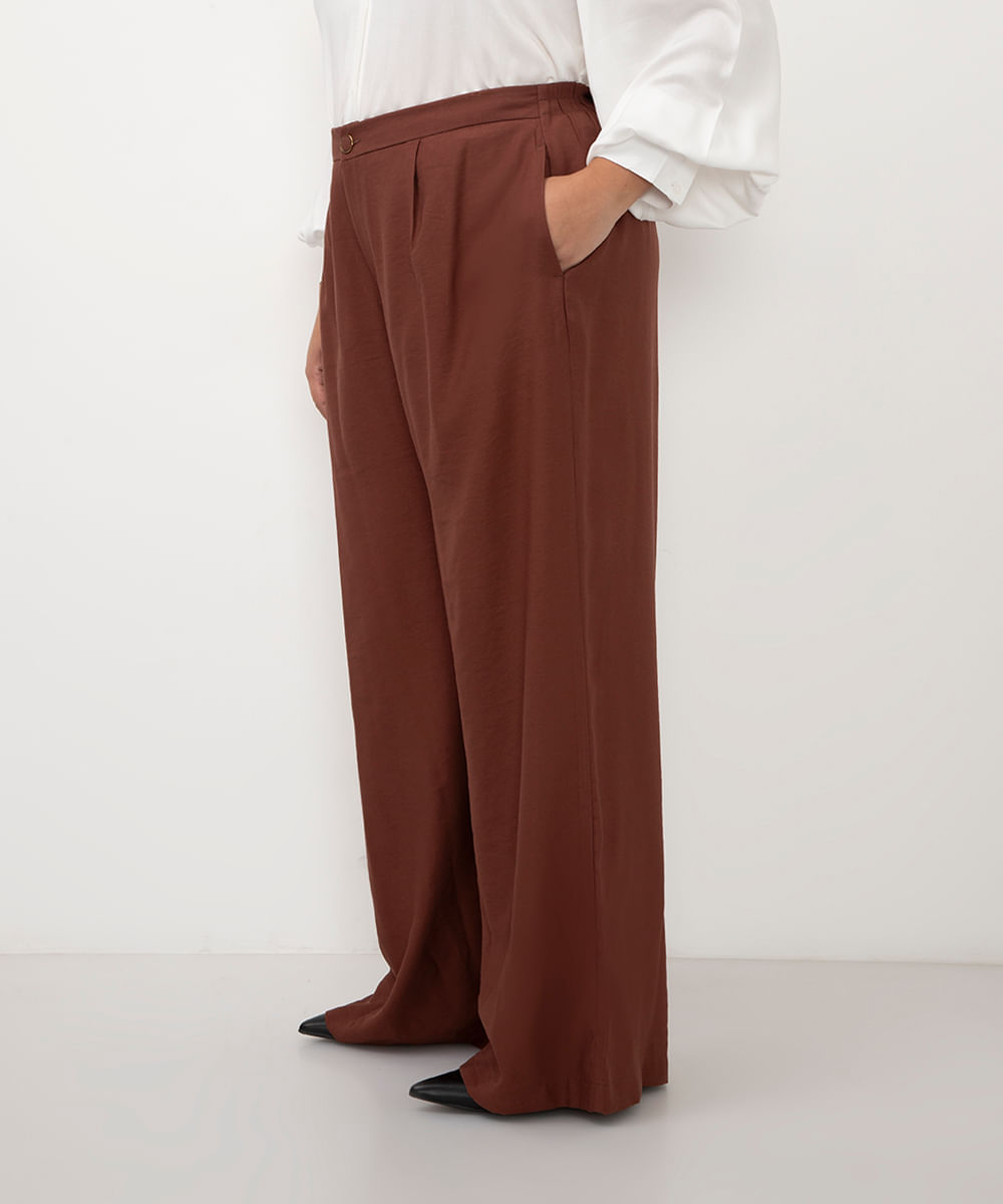 calça de alfaiataria feminina com pregas plus size marrom