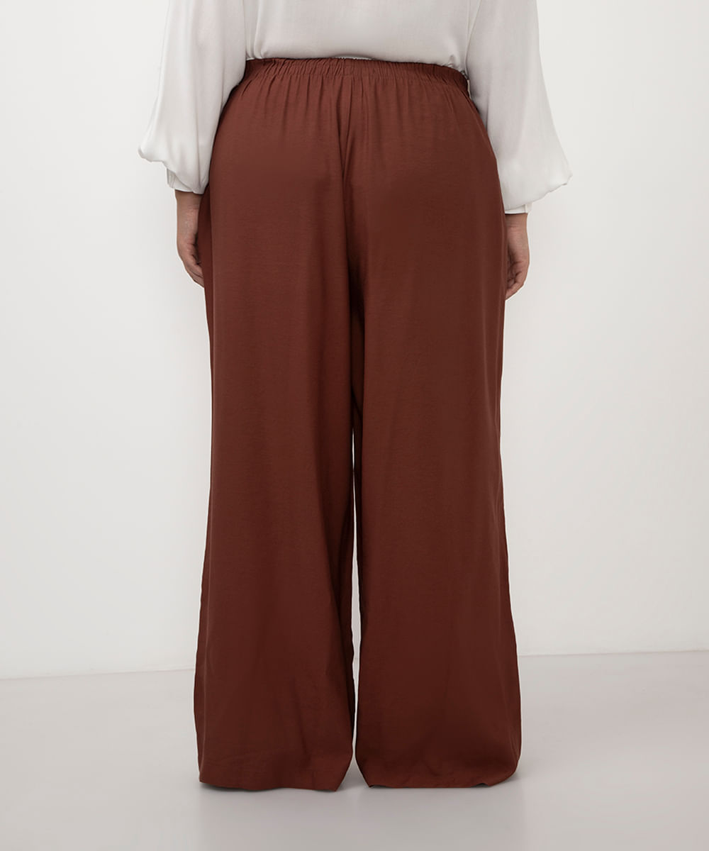 calça de alfaiataria feminina com pregas plus size marrom
