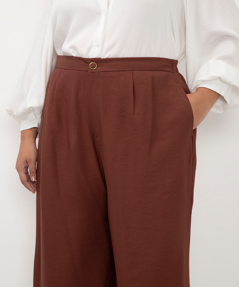 calça de alfaiataria feminina com pregas plus size marrom