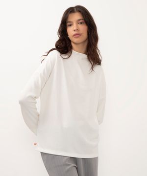 blusa texturizada gola alta off white