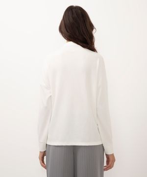 blusa texturizada gola alta off white
