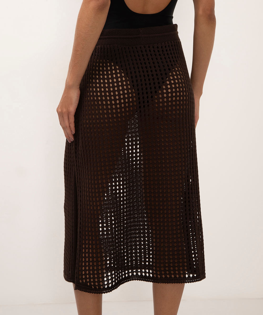 saia midi de crochê com fenda marrom