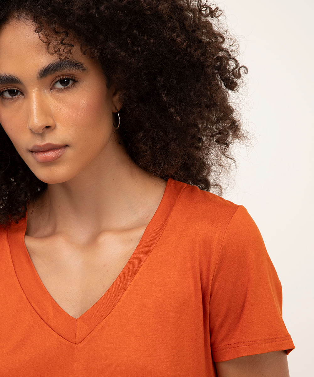 camiseta básica manga curta decote v laranja