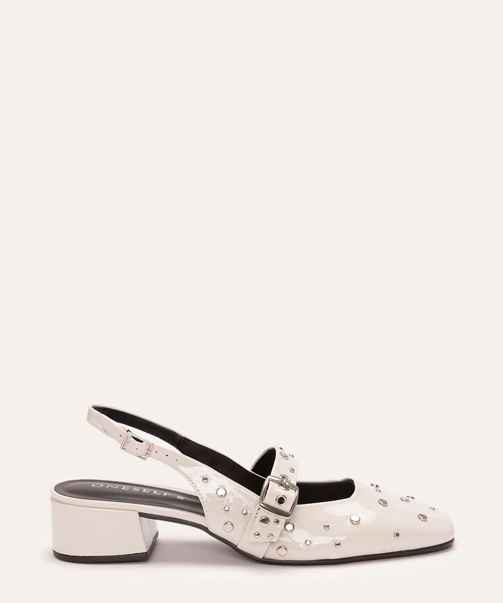 scarpin salto baixo com tachas e fivelas off white