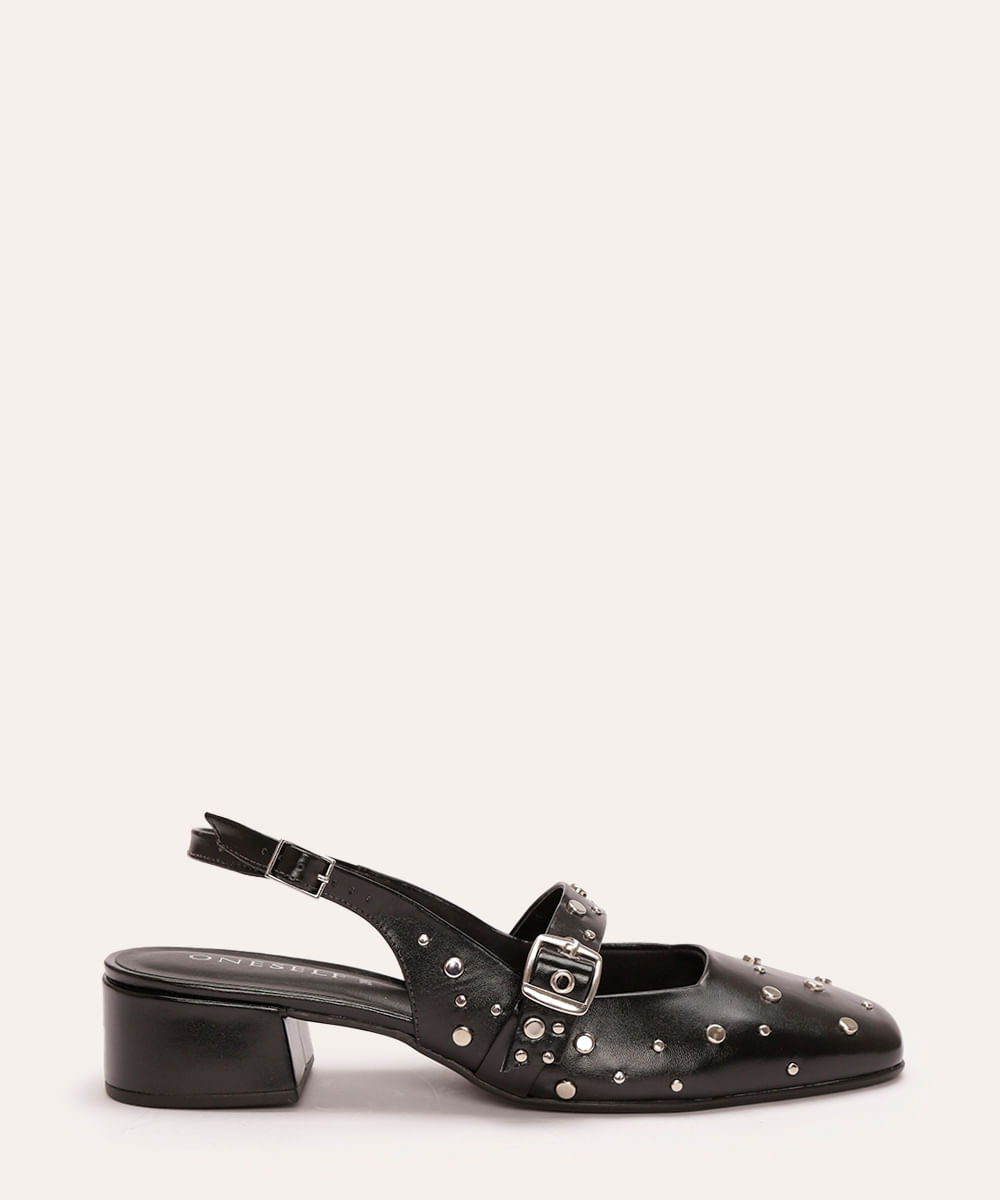 scarpin salto baixo com tachas e fivelas preto