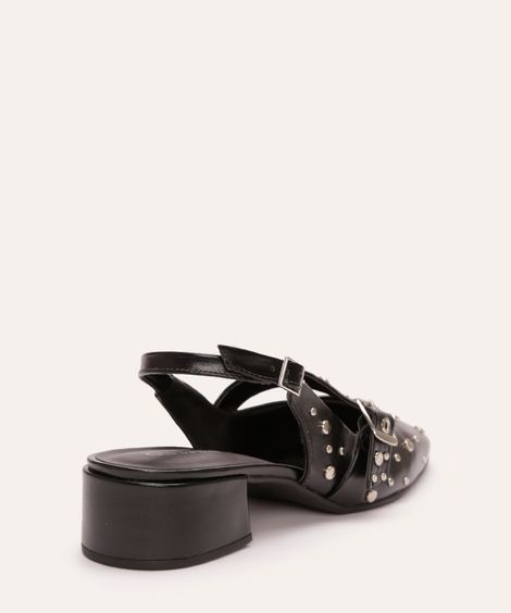 scarpin salto baixo com tachas e fivelas preto