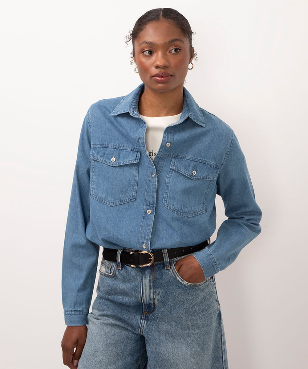 camisa jeans slim com bolsos azul claro