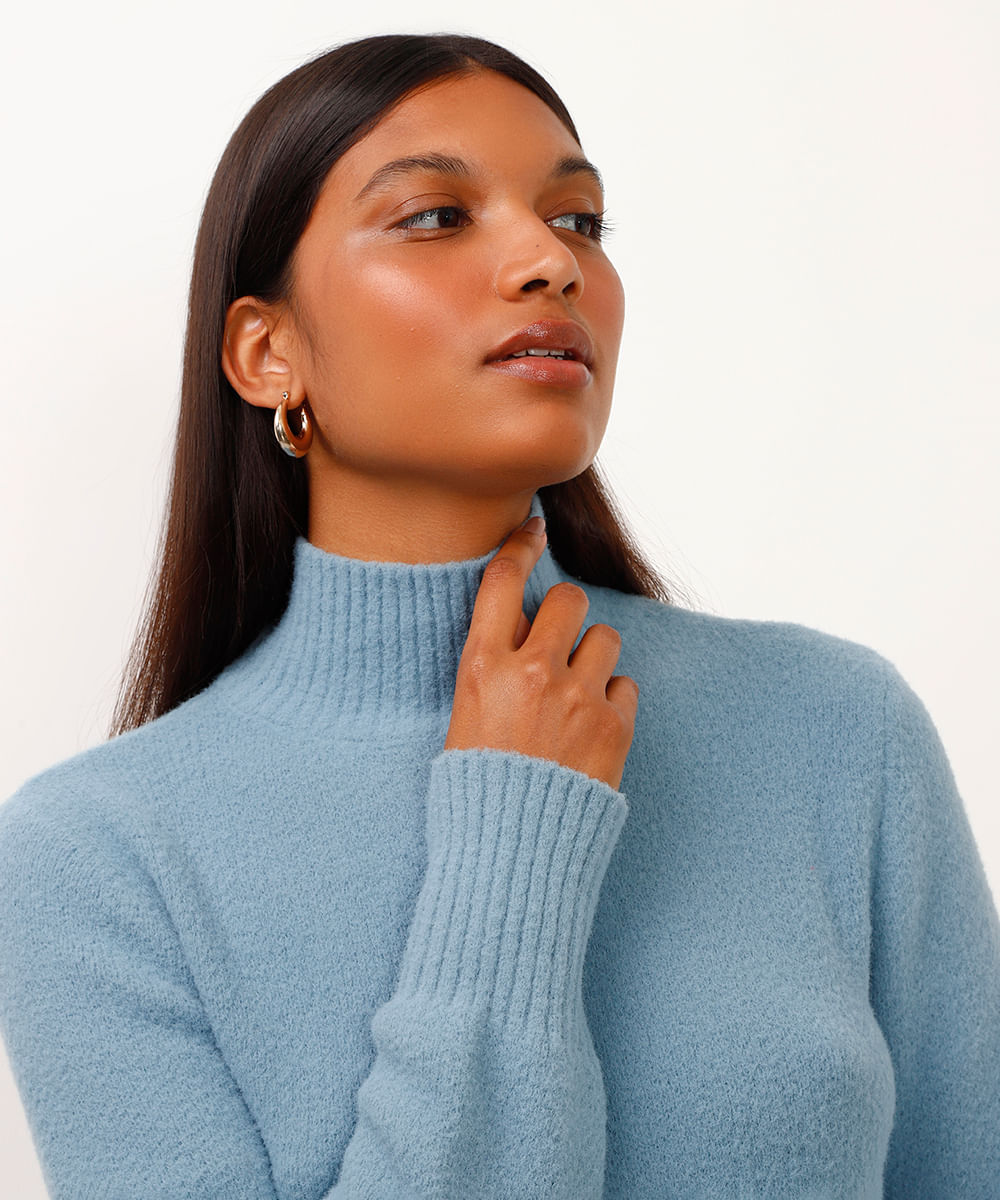 suéter de tricot gola alta azul