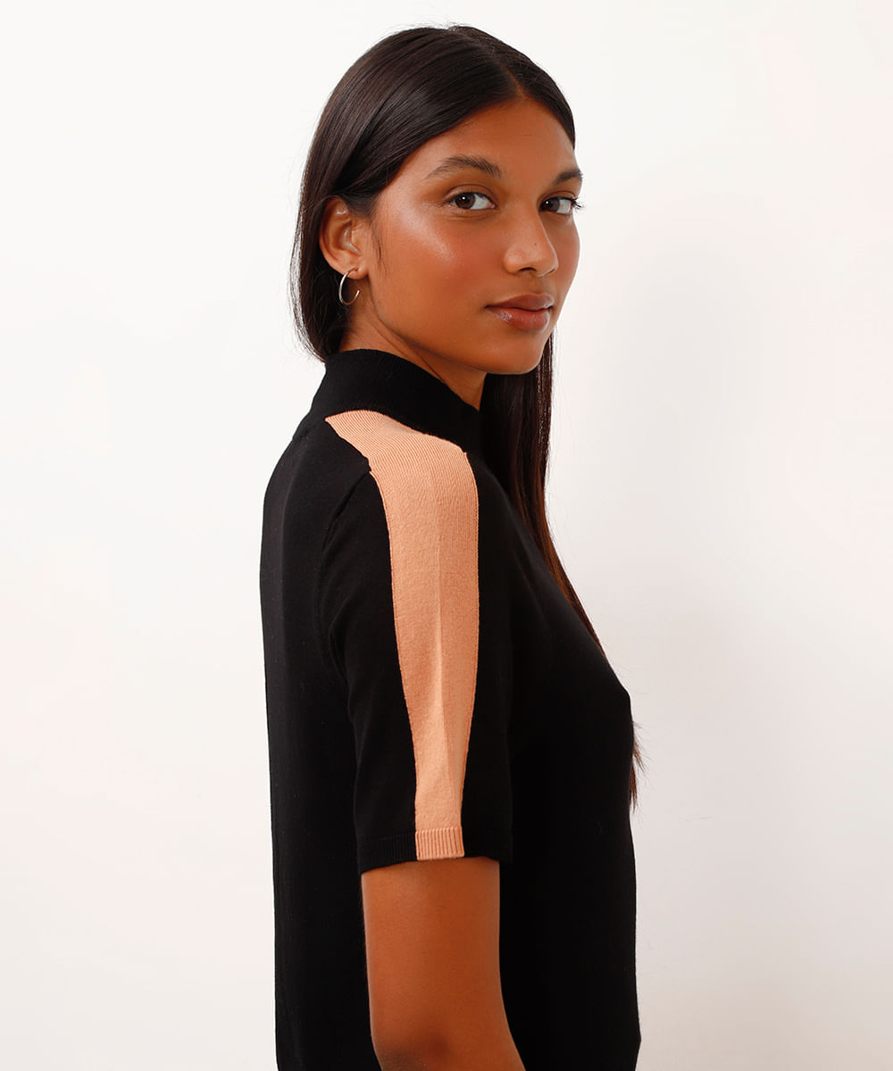 blusa de tricot gola alta ombro bicolor preto