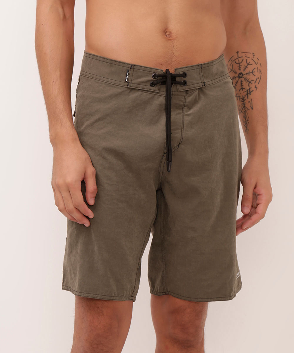 bermuda com cordão e bolso verde militar