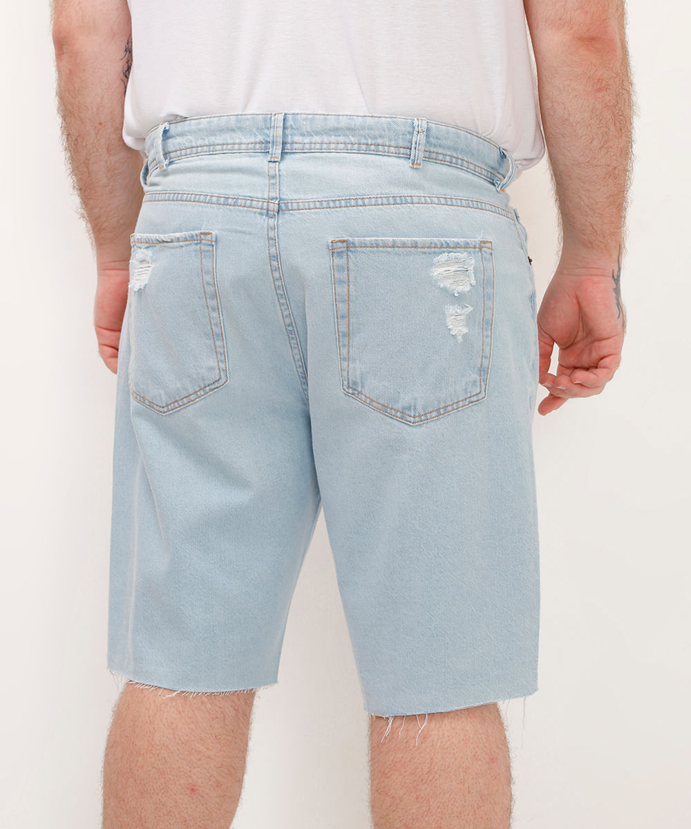 bermuda jeans slim destroyed com bolsos azul claro
