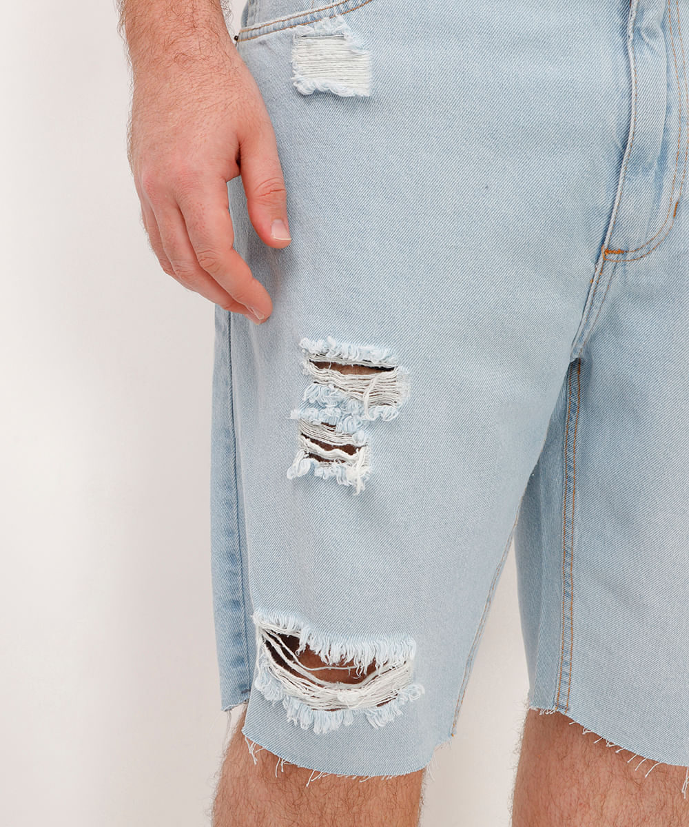 bermuda jeans slim destroyed com bolsos azul claro