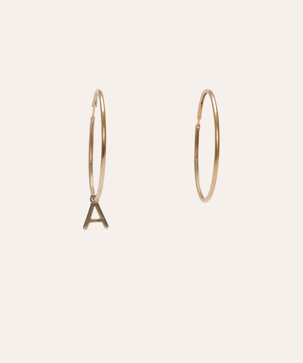 brinco argola com letra a dourado