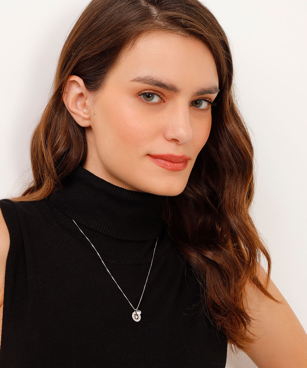 colar com strass e letra d prateado