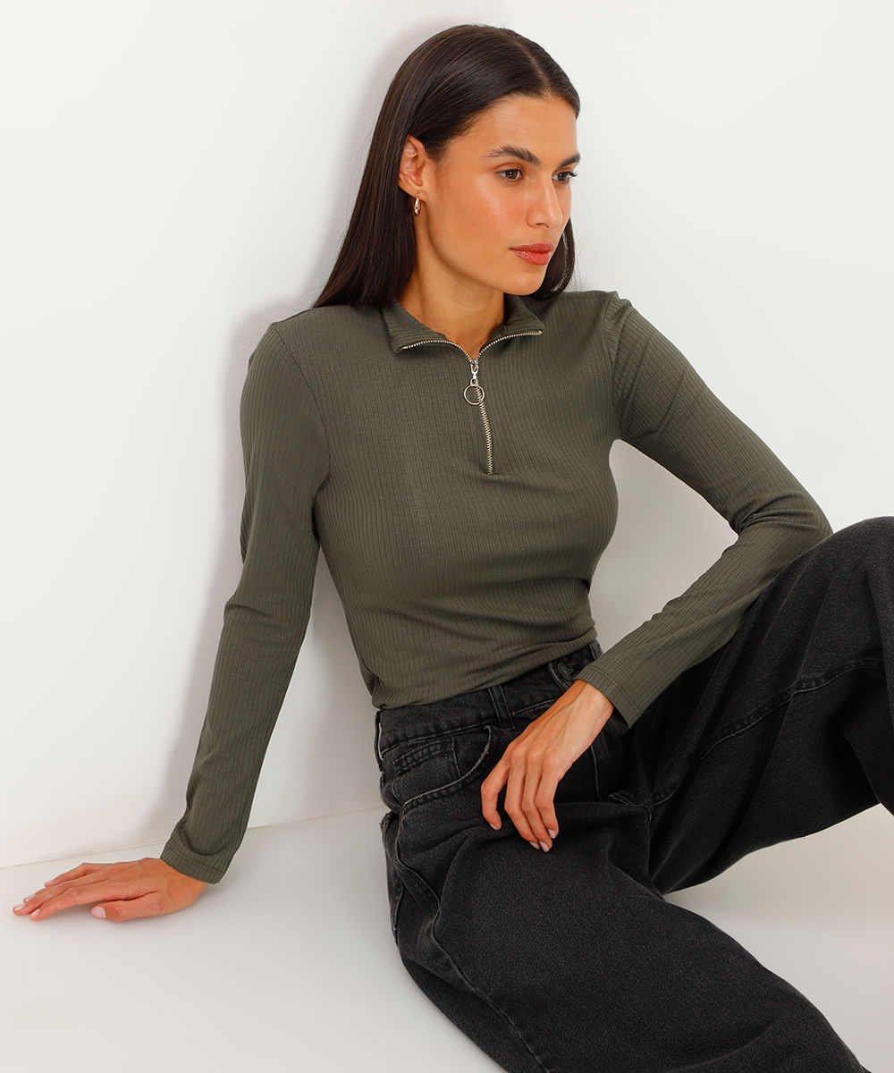 blusa de viscose canelada gola alta com zíper verde militar