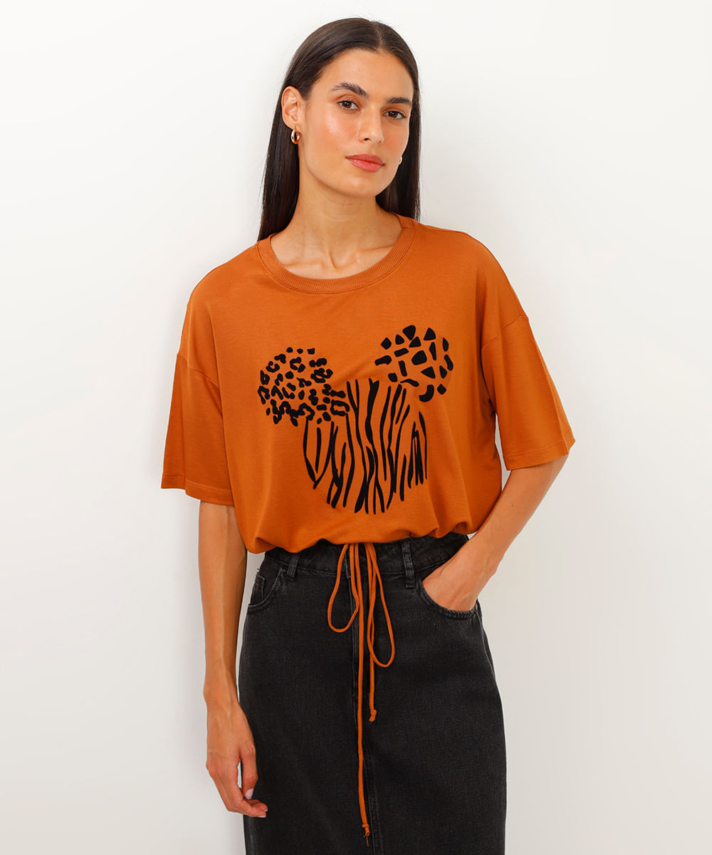 camiseta de viscose cropped com amarração mickey marrom