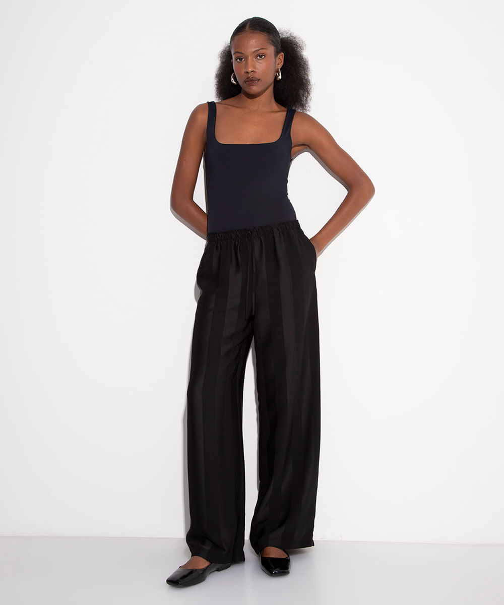 calça wide leg acetinada listrada mindset preta